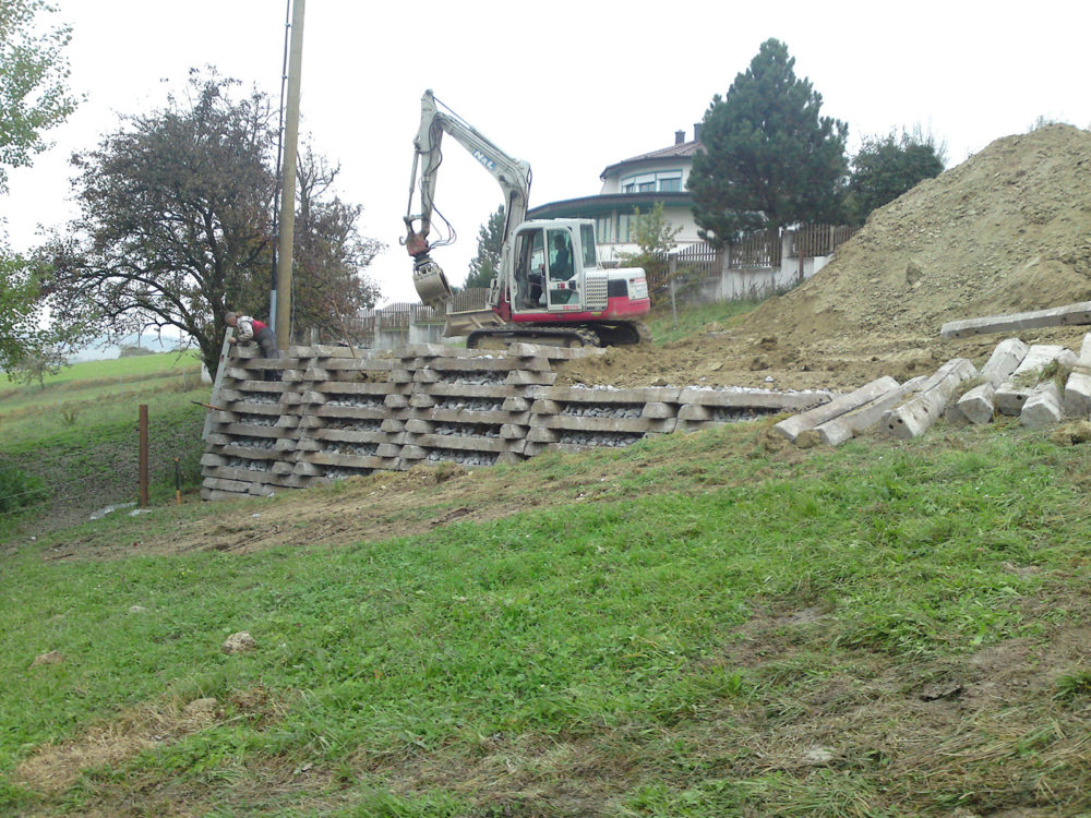 Errichtung von Steinmauern Bahnschwellenmauer